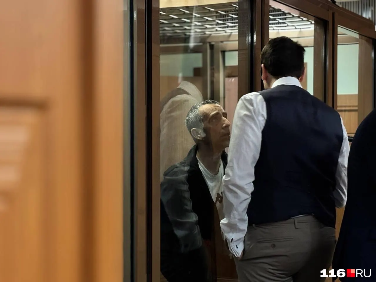 На судебном заседании женщина заявила, что бывший зять зарезал её дочь на глазах трёхлетнего ребёнка и не вызвал скорую помощь, хотя ребёнок истекал кровью. Подсудимый также ранил сына и пытался покончить с собой.