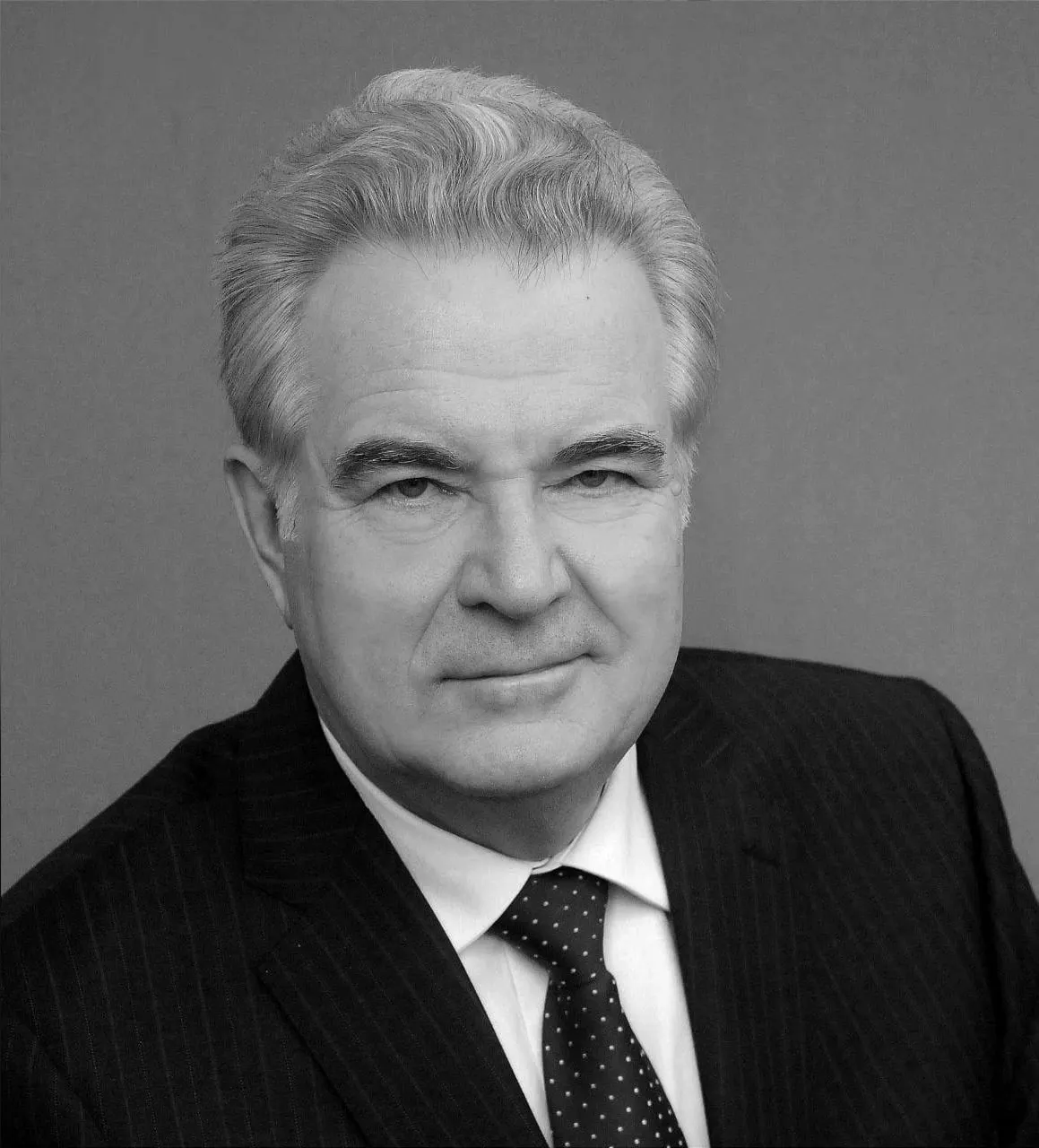 Председатель Законодательного собрания Александр Артёмов вспомнил о заслугах Владимира Алексеевича Варнавского, отметив его преданность делу и внимание к жителям региона.