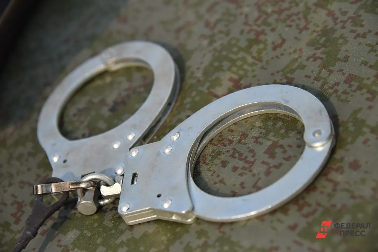 Всеволожский городской суд избрал в отношении тренера запрет определённых действий: он не может покидать город и общаться с семьёй пострадавшего. Уголовное дело возбуждено, следствие проверяет возможные дополнительные эпизоды.