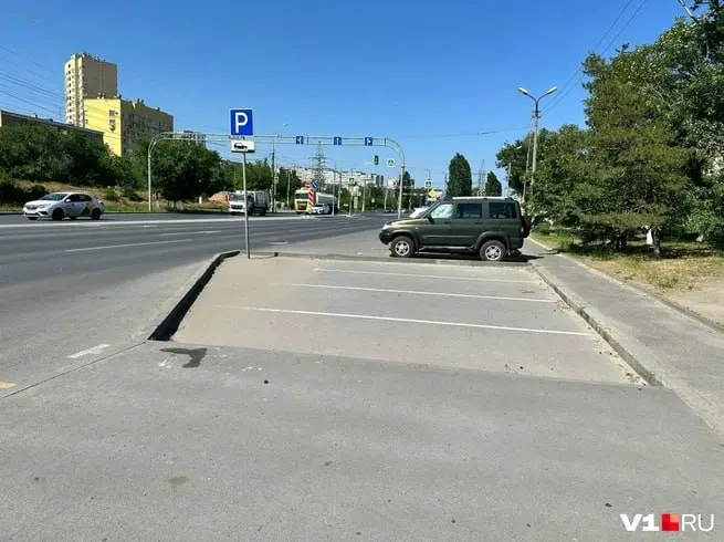 В Советском районе появились свежие знаки и разметка парковочных карманов, но заехать на них мешают тротуар и высокий бордюр — воспользоваться ими могут лишь машины с очень высоким клиренсом.