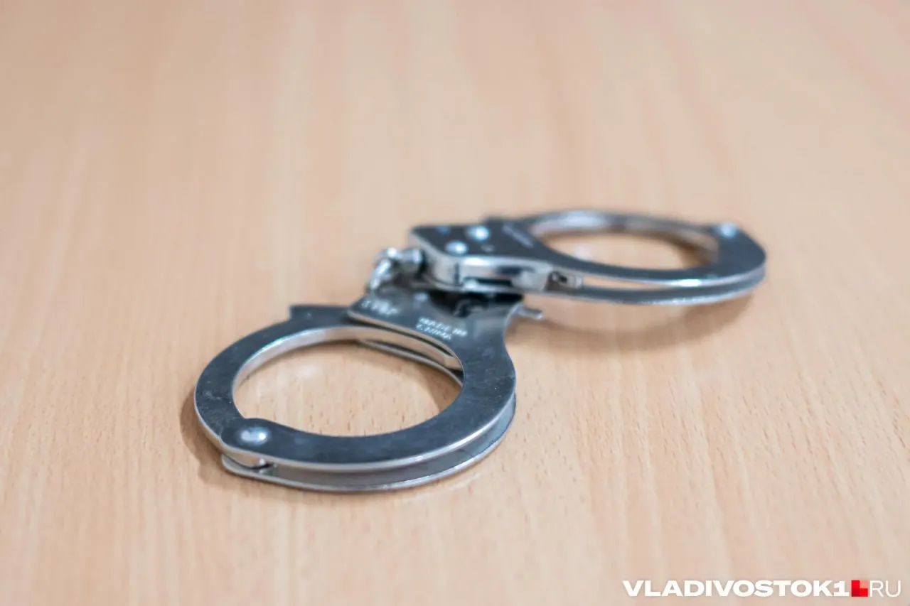 Суд в Приморье признал виновными трёх сотрудников полиции по делу о превышении полномочий и избиении задержанного; обвиняемые намерены обжаловать решение и подали жалобы в надзорные органы.