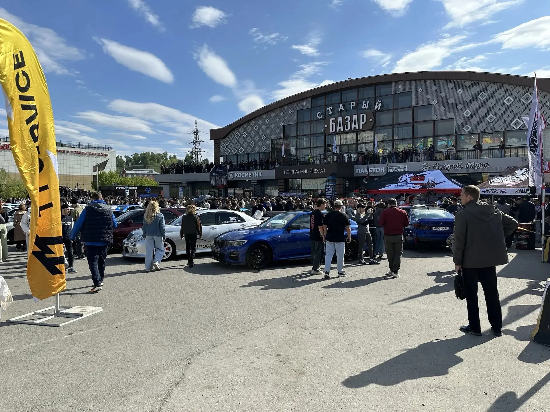 На парковке у Старого Базара проходит крупное автомобильное мероприятие: гонщики и автолюбители собрались показать машины, обменяться опытом и пообщаться.