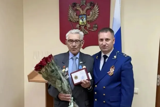 Несколько историй о людях, которые через суд и органы прокуратуры добились выплат, статусов и восстановления услуг — от назначения льгот пенсионеру до компенсаций за медицинскую ошибку и сорванный отдых.