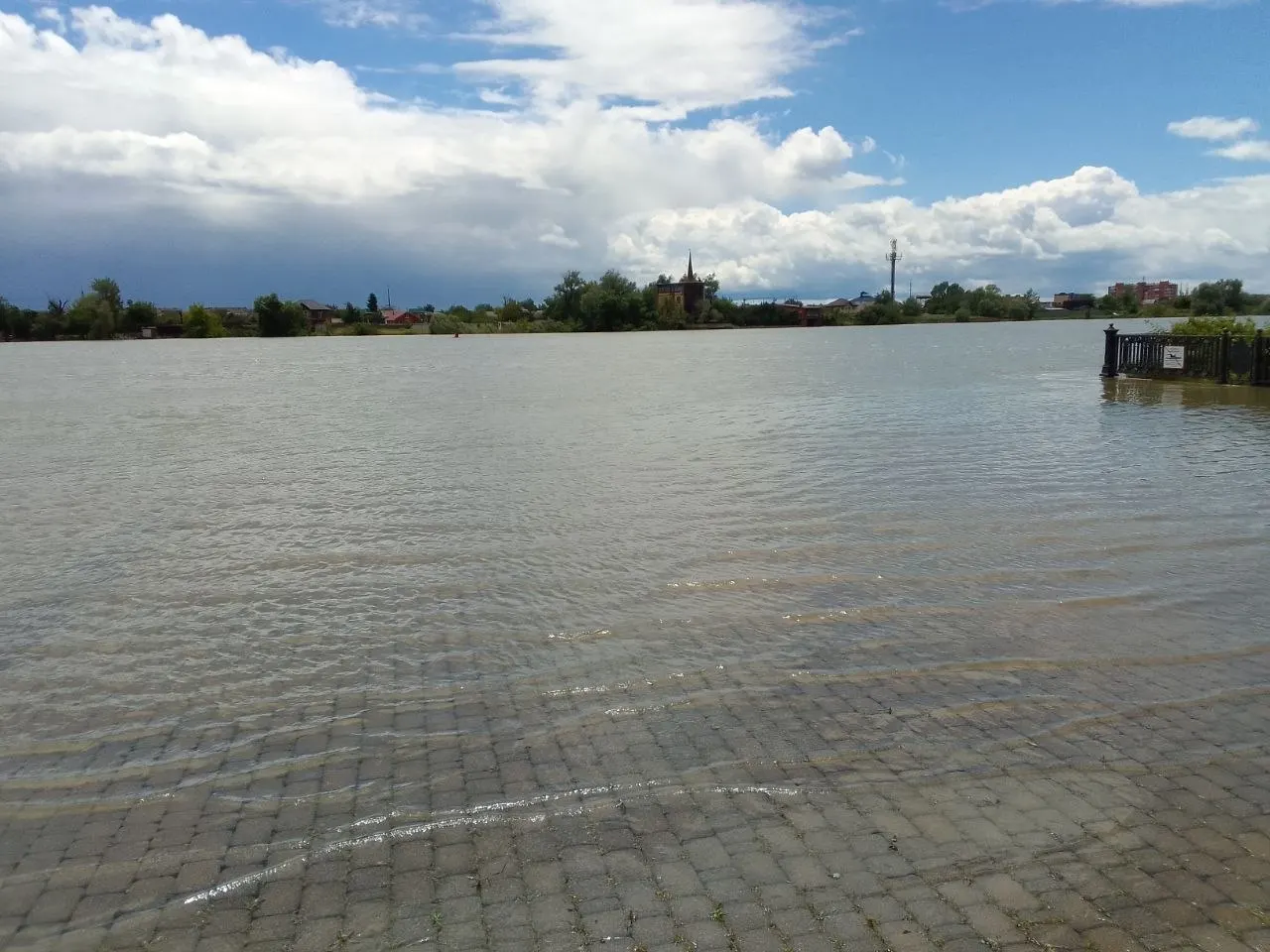В Юбилейном микрорайоне река Кубань вышла из берегов и затопила участок набережной, предназначенный для возведения крупного храмового комплекса. Местные жители ранее выступали против застройки и высаживали символический «Дуб Хранитель».