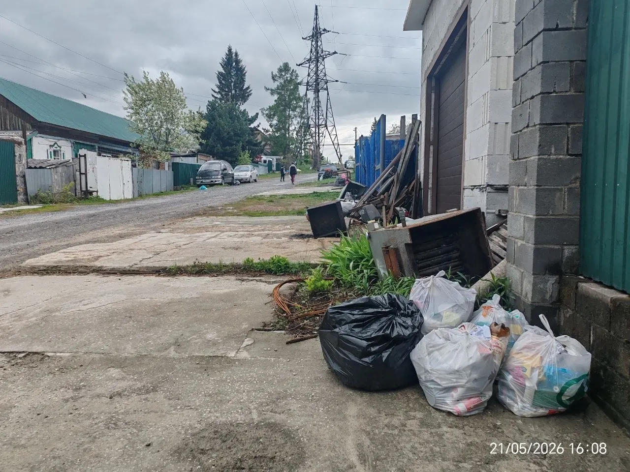 Жители микрорайона Шлюз обратились к губернатору Андрею Травникову с жалобой на работу регионального оператора АО «Спецавтохозяйство»: вывоз твердых коммунальных отходов из частного сектора происходит нерегулярно, мусор остаётся на улицах.