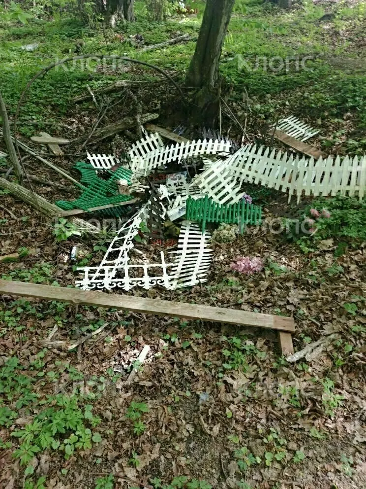 В лесополосе в Цветково неизвестные свалили в кучу оградки и таблички с памятными надписями — часть табличек датирована апрелем 2026 года.