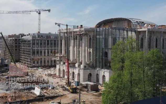 На строительной площадке на проспекте Добролюбова прогремел взрыв газового баллона: один человек погиб, ещё двое получили ранения. На месте работают экстренные службы и Следственный комитет.