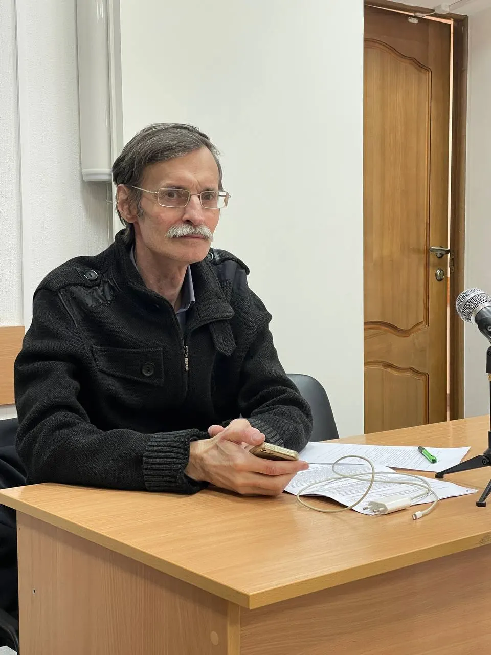 Петрозаводский городской суд оштрафовал Дмитрия Рыбакова на 1 тысячу рублей по протоколу о демонстрации экстремистской символики. По решению суда он в течение года не сможет выдвигаться на выборные должности. Депутат Эмилия Слабунова сообщила, что санкция связана с постами 2020 года; Рыбаков намерен обжаловать решение.