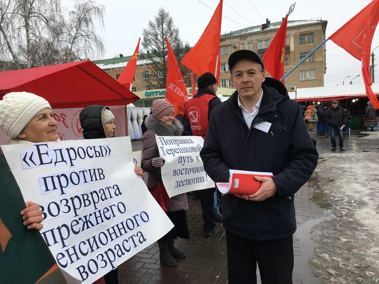 Обком КПРФ выразил поддержку омским коммунистам Владимиру Виниченко и Ивану Федину: их оштрафовали и на год отстранили от участия в выборах из‑за публикаций с «экстремистской» символикой.