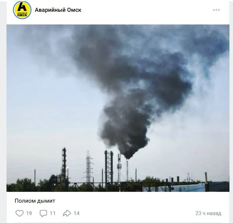 Омичи отмечают стойкие запахи и дым со стороны промышленной зоны. Предприятие объясняет ситуацию плановыми сервисными работами и кратковременным включением факельной установки; замеров, подтверждающих превышения, не зафиксировано.