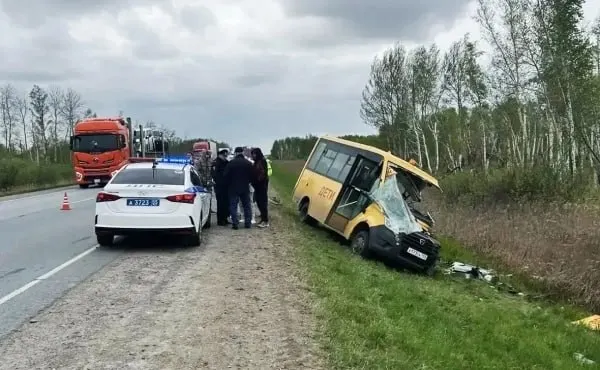 Автобус с детьми попал в дорожно-транспортное происшествие на трассе в направлении Тюкалинска. По сообщению губернатора, один ребёнок погиб; обстоятельства инцидента выясняют правоохранительные органы.