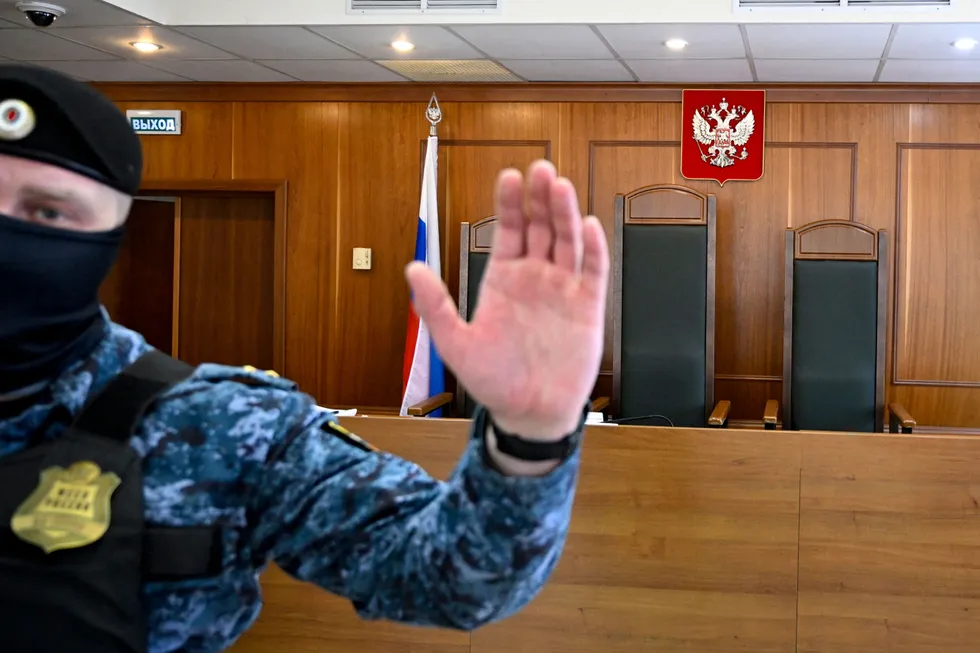 Судебный департамент закрыл публичный доступ к данным о судимости за последние более чем 20 лет. Эти таблицы и базы помогали исследователям отслеживать репрессии, изменения в судебной практике и косвенно — отправку обвиняемых на войну. Ведомство не пояснило, когда и в каком виде данные вернутся.