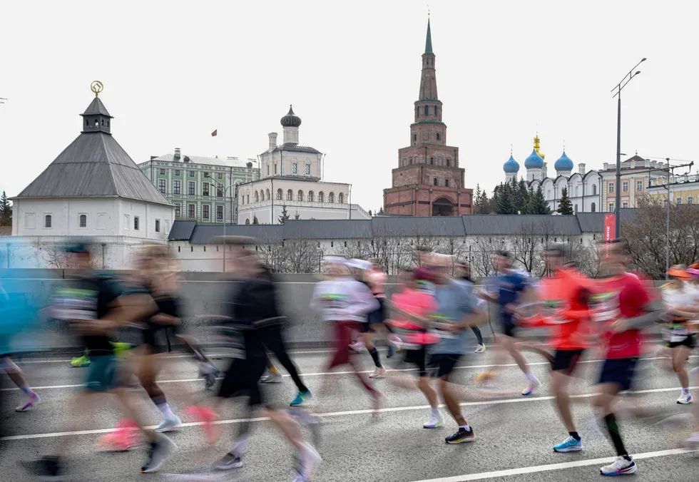 С 1 по 3 мая в Казани прошёл крупнейший в России марафон — более 44 тысяч зарегистрированных участников. Владимир Никитин обновил национальный рекорд, а город столкнулся с транспортными и жилищными трудностями из‑за наплыва спортсменов и болельщиков.