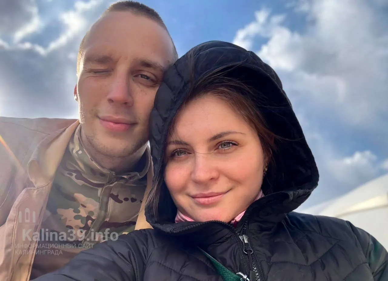 По словам супруги военнослужащего 1427-го мотострелкового полка, несмотря на разрушенный имплант и разрыв связок, его продолжают подвергать тяжёлым нагрузкам и готовят к переводу в штурмовое подразделение; обращения в военную прокуратуру, по её словам, не помогли.