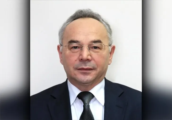 Арбитражный суд Башкортостана по требованию прокуратуры арестовал земельные участки и счета компаний, связанных с семьёй бывшего председателя Комитета по управлению муниципальной собственностью Уфы. Надзор требует признать сделки купли‑продажи недействительными и вернуть участки в муниципальную собственность.