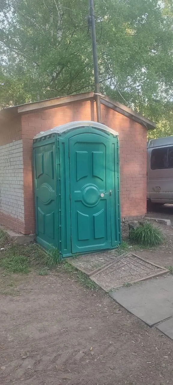В большом и популярном парке действует всего одна кабинка без внутреннего замка, её почти не убирают. Посетители просят регулярную уборку и дополнительные современные санитарные модули.