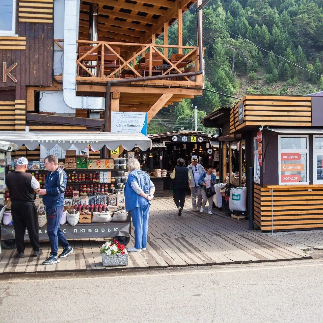 Небольшое заведение у входа на рыбный рынок рассчитано на 13–14 столиков; в объявлении указывают быструю окупаемость и высокую выручку за последний год.