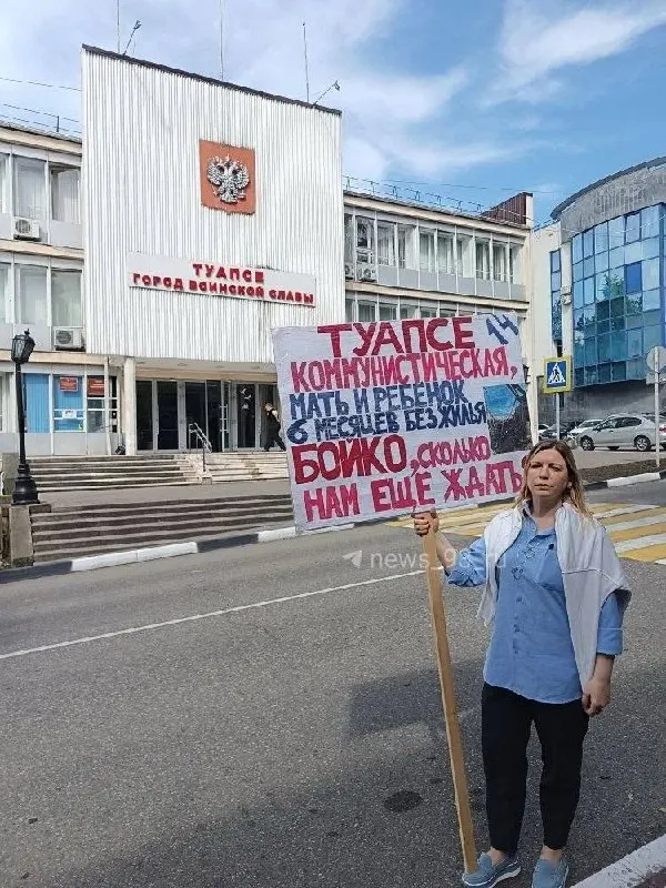 Евгения Третьякова требует у властей конкретных сроков восстановления жилья после попадания беспилотника 25 ноября 2025 года; она не знает, когда сможет вернуться домой с ребёнком.