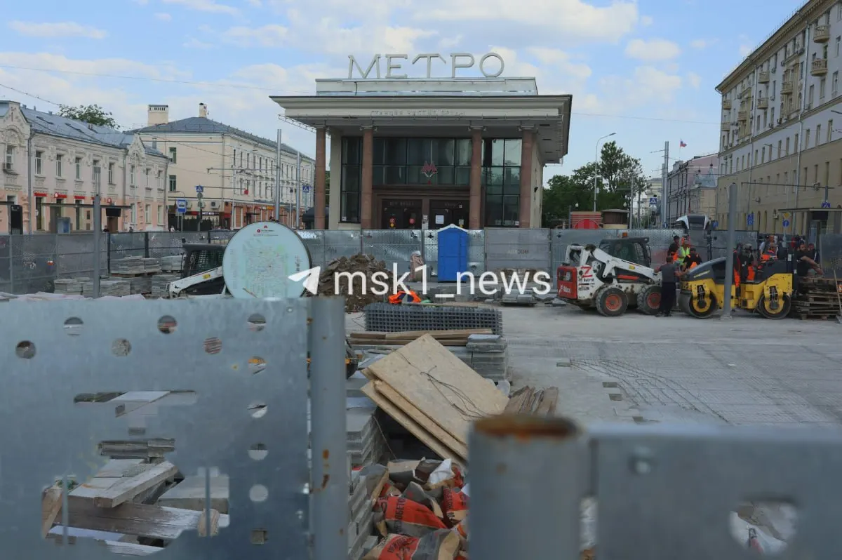 Вокруг станции метро установили строительные заборы и загружают скамейки в самосвал. Когда завершатся работы — пока неизвестно.