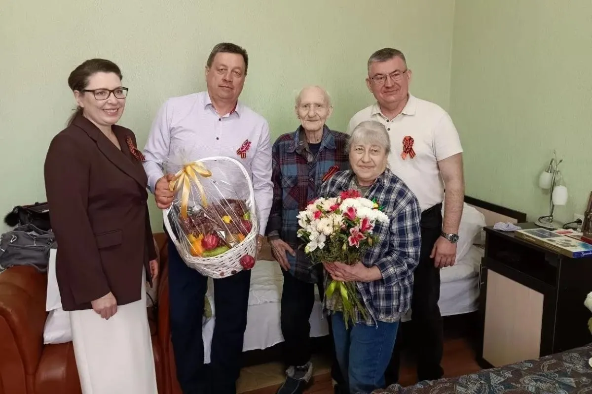 Василий Нетребенко, ветеран Великой Отечественной и Советско‑японской войн, вместе с дочерью уже два года живёт в ПВР при общежитии БелГУ. Местные власти и ректор в преддверии 9 мая снова навестили ветерана.