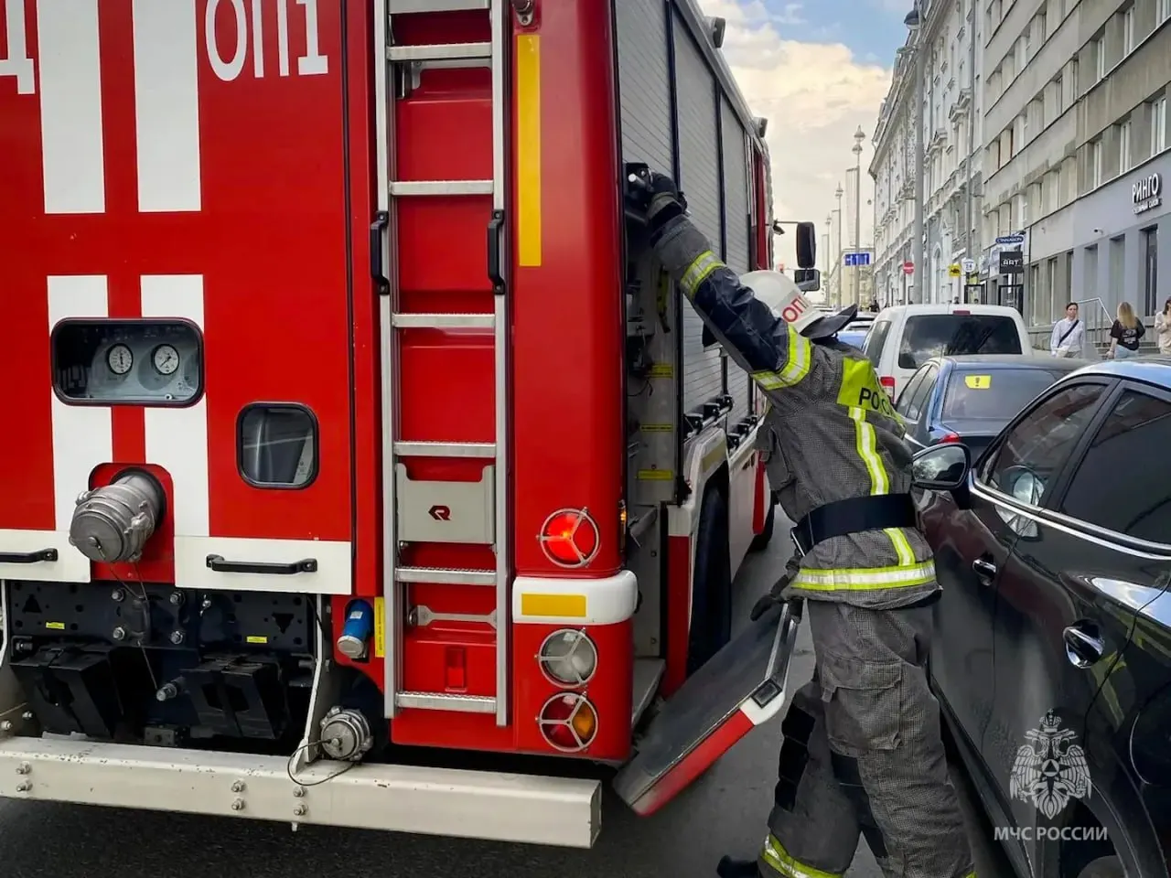 В центре Екатеринбурга сотрудники МЧС провели учения у отеля: отработка тушения условного пожара, эвакуация гостей и взаимодействие с персоналом.