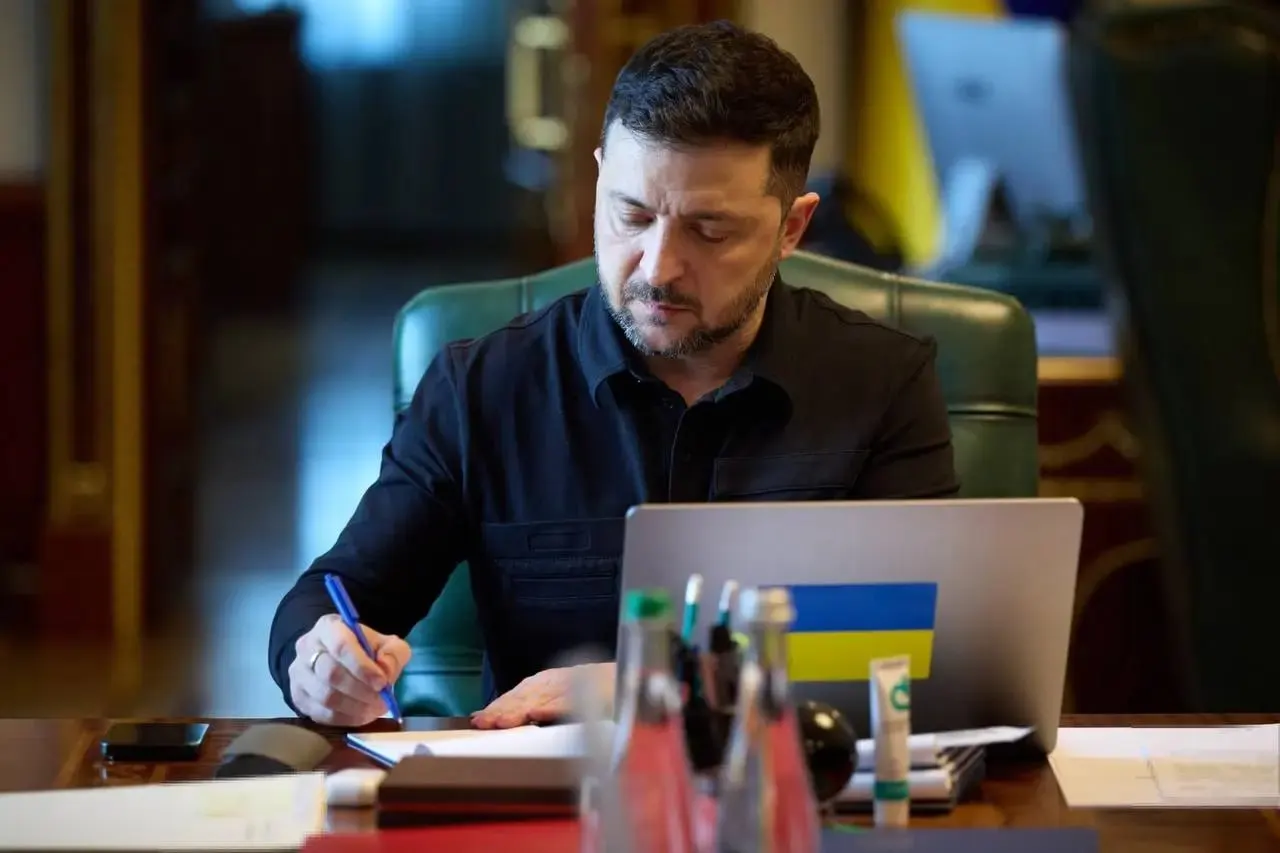 Президент Украины объявил о режиме тишины с 00:00 6 мая и заявил, что Киев не получал от Москвы официального предложения о перемирии на 8–9 мая.