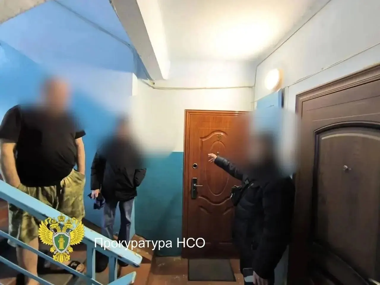 Во время выезда по сообщению о возможном причинении вреда сожительнице 35‑летний мужчина угрожал полицейским, применив биту и нож; его задержали с участием Росгвардии, дело направлено в суд.