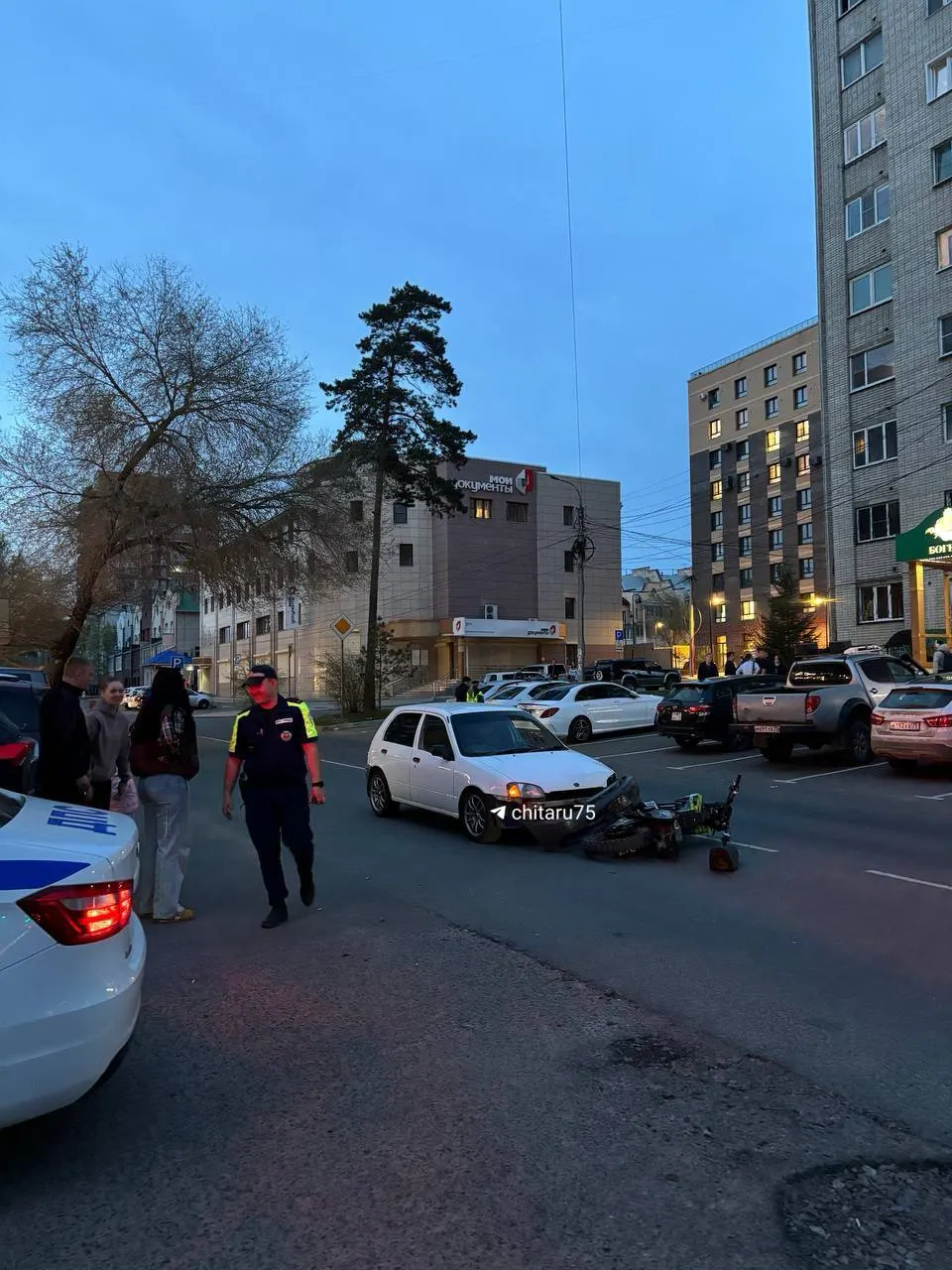 Во время преследования на улице Бутина питбайк столкнулся с легковым автомобилем. После аварии мотоциклисты попытались скрыться, но были задержаны сотрудниками ГИБДД. Информация уточняется.