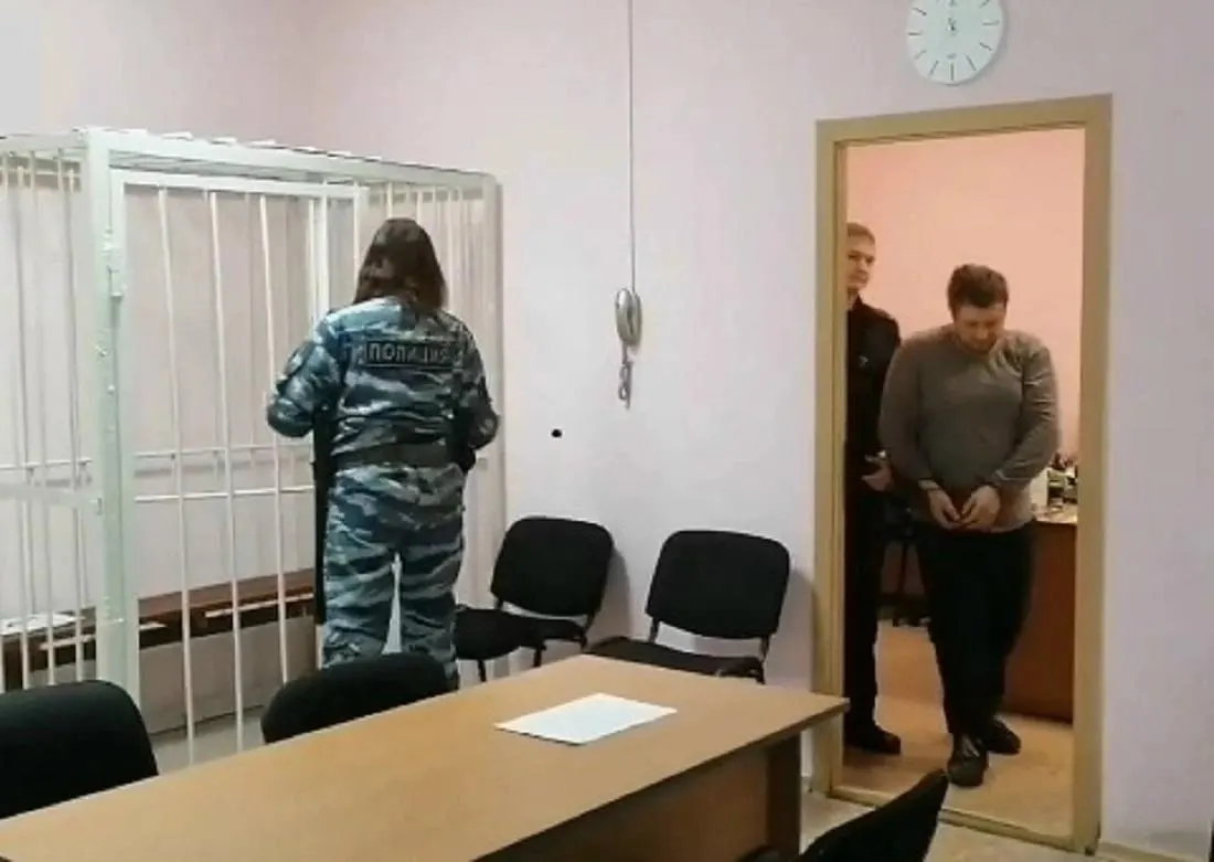 Мужчине предъявили обвинения в незаконном лишении свободы и угрозе убийством. По делу утверждают, что в феврале он забаррикадировал дверь, избил родственницу и поджёг вещи — женщину освободили сотрудники силовых структур.