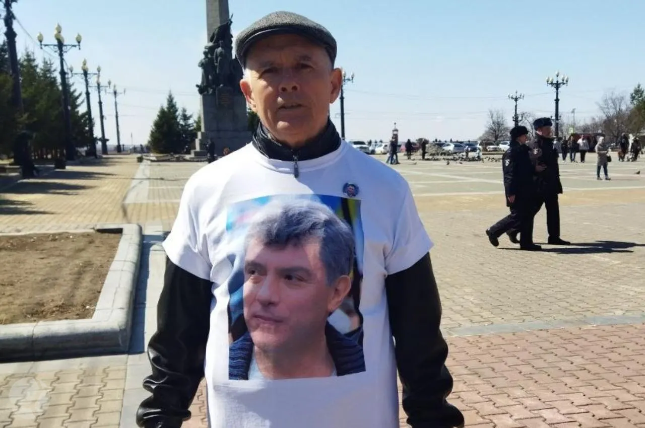 Зигмунда Худякова в Хабаровске арестовали на 3 суток по статье о неповиновении полиции. Активисты полагают, что задержание могло быть связано с его участием в пикете 9 мая и футболкой с изображением Бориса Немцова.