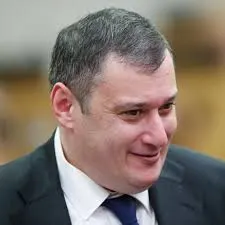 Должностным лицам поручено заменить аватарки в соцсетях на фото родственников — участников Великой Отечественной войны и тружеников тыла. Массовые мероприятия 9 мая отменены из‑за соображений безопасности; в парках будет звучать музыка военных лет.