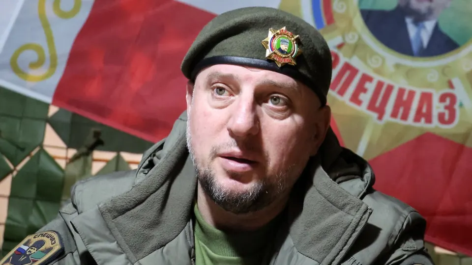 Командир спецназа «Ахмат» Апти Алаудинов утверждает, что опубликованные аудиозаписи его совещаний — результат работы ИИ. В материалах также говорится о вербовке и прослушке в штабе подразделения и значительных потерях «Ахмата» в начале 2026 года.