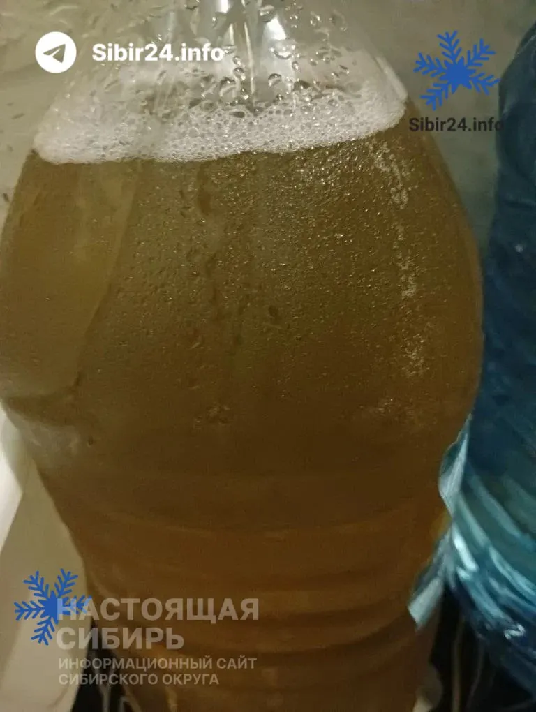 После восстановления подачи воды в Бодайбо (Иркутская область) из кранов идёт мутная жидкость. Пробы для анализа возьмут 14 мая, а пока населению доставляют бутилированную воду.