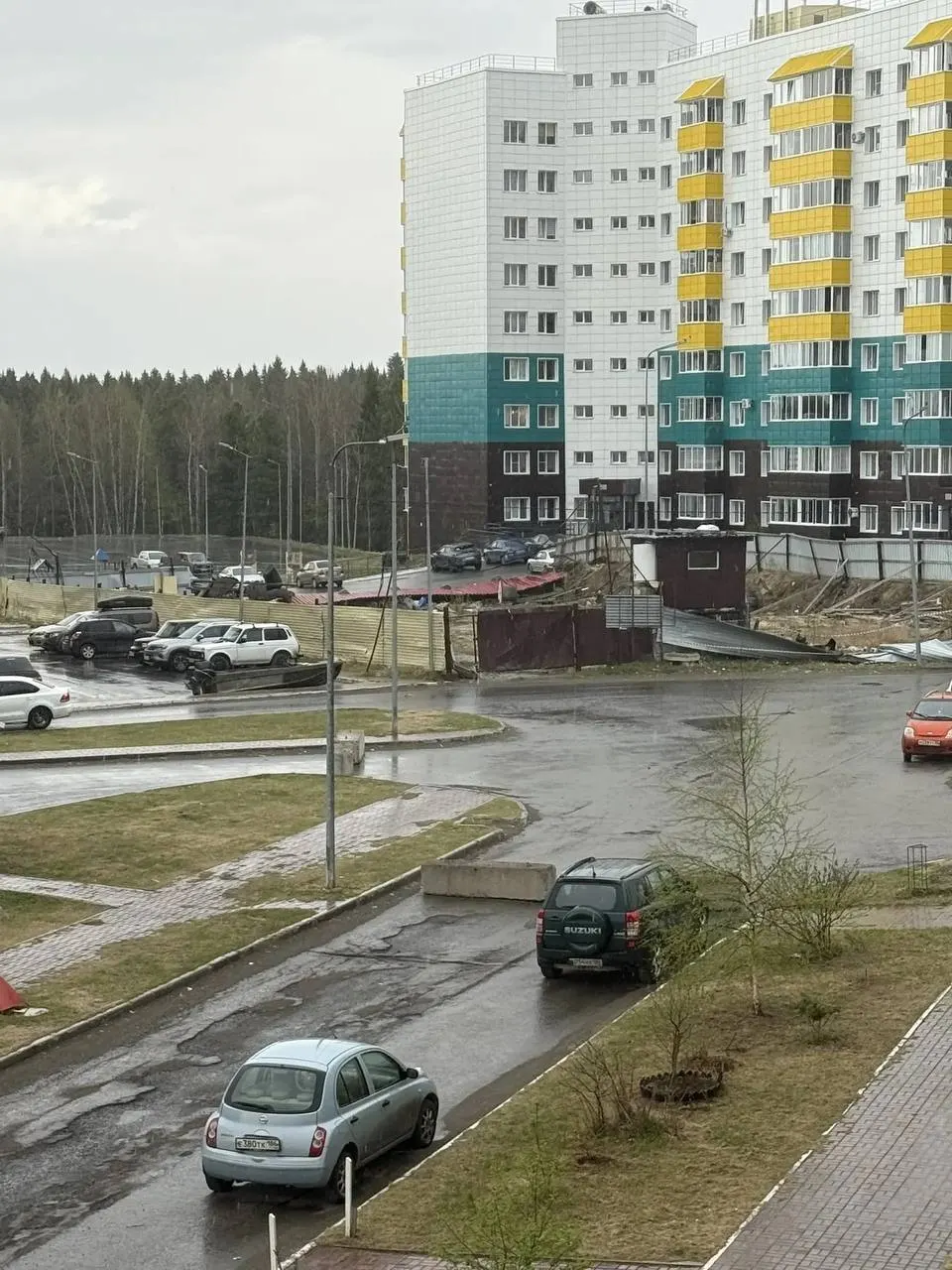 Жители дома на улице Югорская перекрыли проезд: они требуют отдать участок городу, а власти настаивают на предварительном ремонте. Проблема возникла ещё при застройке в 2013–2015 годах.