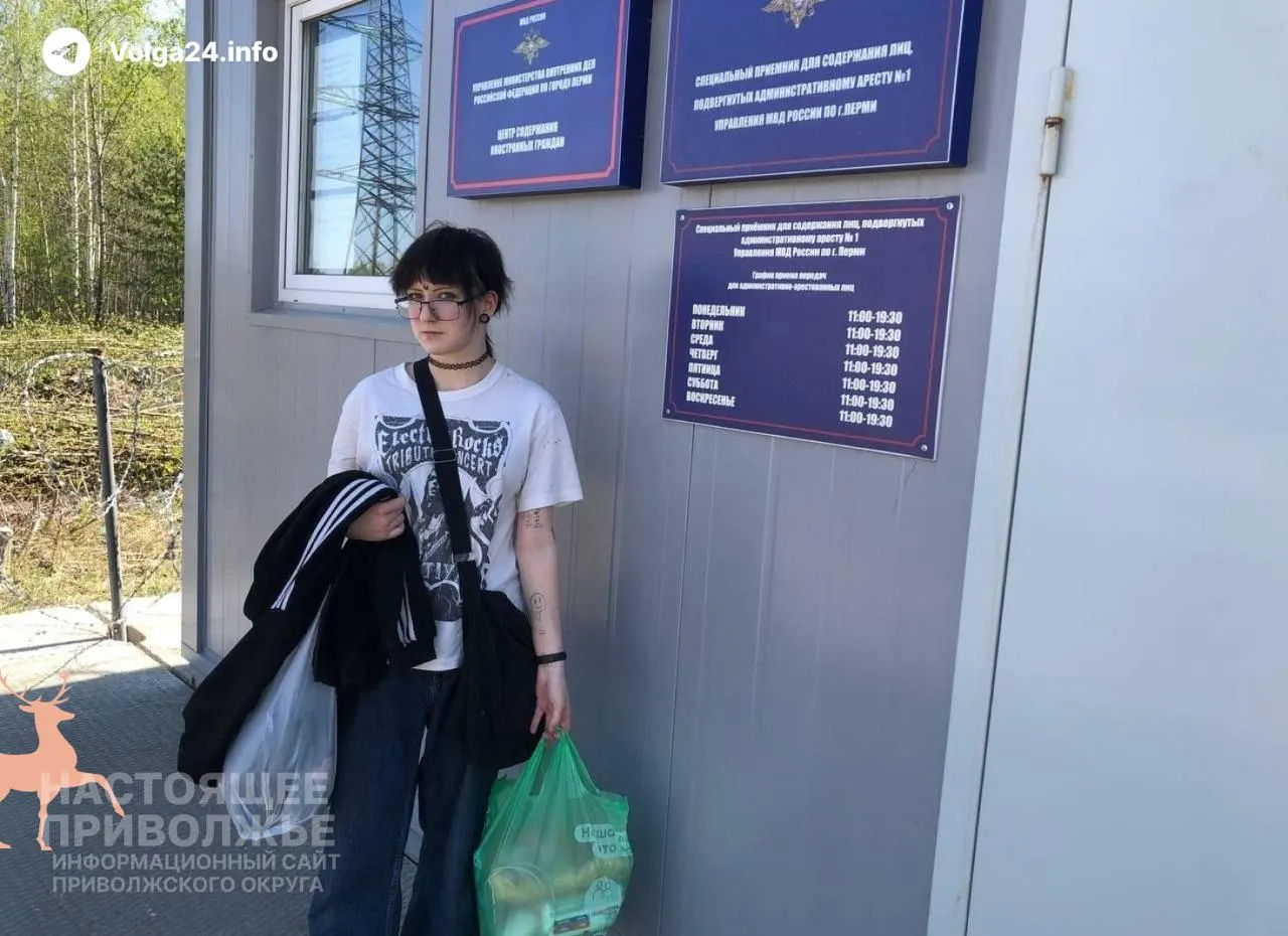 Свердловский районный суд Перми назначил пятисуточный арест Екатерине Тетериной по обвинению в демонстрации экстремистской символики — поводом стало фото 2025 года с нарукавной повязкой. Защита заявляет о процессуальных нарушениях и об отсутствии прямых доказательств публикации снимка активисткой.