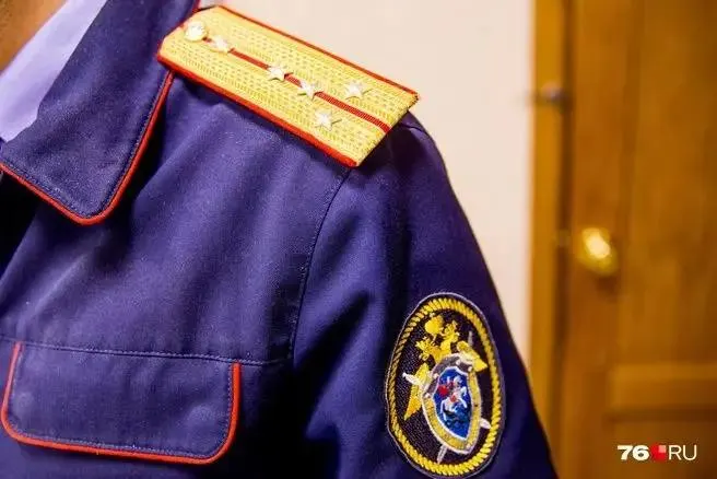 Бывший сотрудник полиции похитил три банковские карты и SIM‑карту, чтобы продать их и разделить выручку с сообщником. В тот же список попал глава сельского поселения, уволенный за нарушение антикоррупционного законодательства.