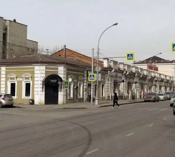 Одноэтажный кирпичный дом площадью 240 кв. м на углу Каландаришвили и Карла Маркса продают вместе с участком. Здание является региональным памятником «Аптекарский магазин» и датируется концом XIX века.