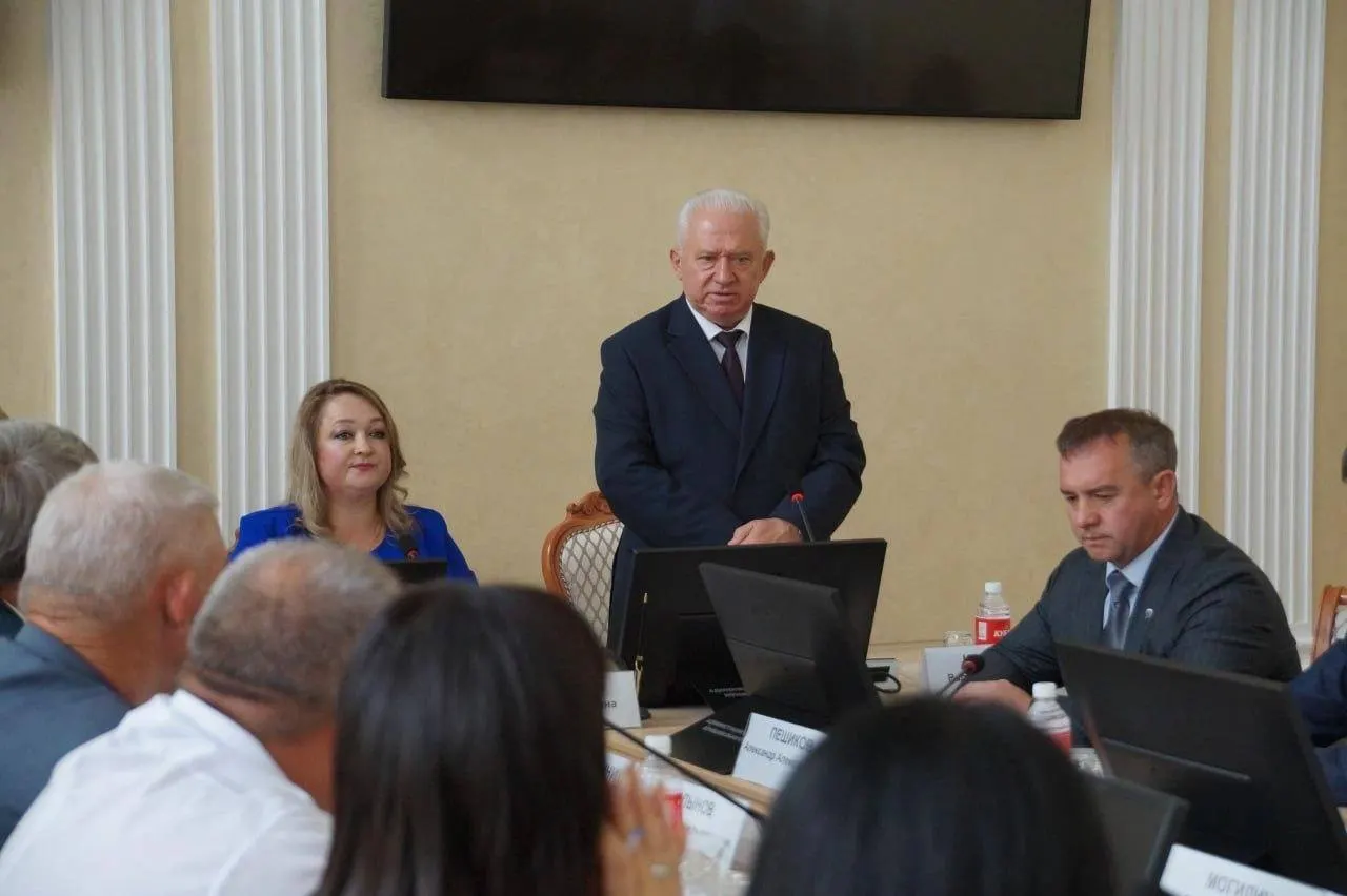 Валерий Кузнецов, который возглавлял район 14 лет и сосредоточивался на развитии инфраструктуры и социальных объектов, добровольно сложил полномочия; на заседании ему вручили почётную грамоту.