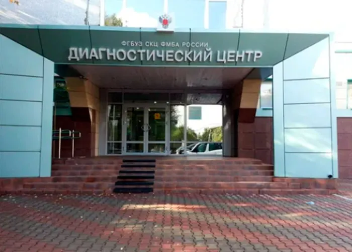 Сибирский научно‑клинический центр ФМБА заключил контракты почти на 15 млн руб. с петербургской компанией, чьи собственники связаны с сетью развлекательных заведений; фирма также регулярно выигрывала госзаказы и поставляла оборудование в профильные медицинские учреждения.