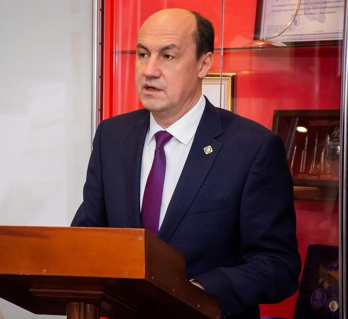 Александр Гаврилов, руководитель Красноярского машиностроительного завода, находится в СИЗО по делу о взятке в 3 млн рублей; на предприятии вели следственные действия около двух недель.