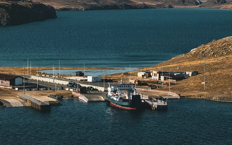 На паромной переправе до острова Ольхон в Иркутской области вводят досмотр людей и транспорта — власти объясняют это мерами по недопущению провоза опасных предметов. Ожидается увеличение числа рейсов на летний период.