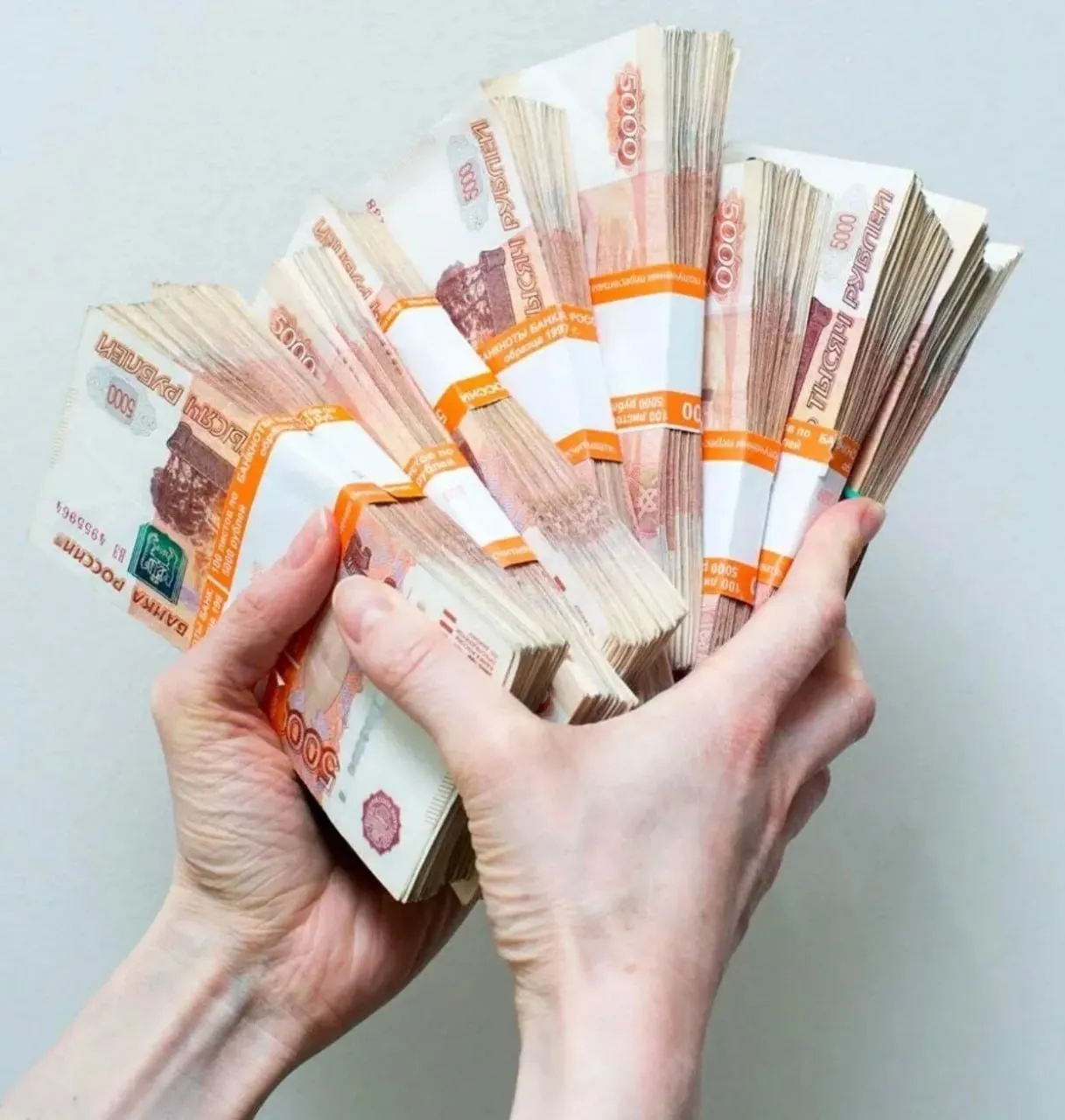 Мошенники, представившись сотрудниками ФСБ, Росфинмониторинга и Банка России, убедили женщину 1949 года рождения передать наличные и снять со счёта крупную сумму. По факту совершено преступление, ущерб превысил 15 млн рублей.
