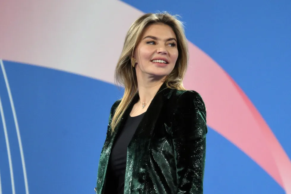 По изученным документам в январе 2026 года на зарплаты трём гувернанткам, ухаживавшим за младшими детьми президента и Алины Кабаевой, потратили не менее 3,5 млн рублей. Персонал оформляли через клинику «Согаз», часть выплат маскировалась премиями и наличными.