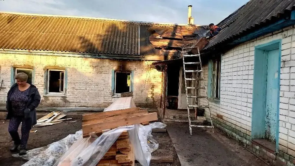 В Рязанской области у семьи Натальи Машниковой сгорел дом; женщина с восемью детьми временно разместились у соседки, обстоятельства пожара уточняются.