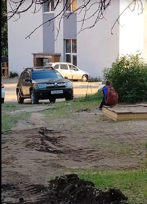 Во дворе дома на улице Стара-Загора снесли детскую площадку и вырубили деревья: территорию выкупила строительная компания и начала возведение новостройки.