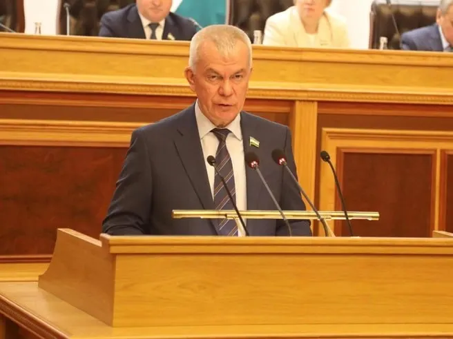 Региональный парламент назначил Салавата Хусаинова временным спикером. Депутат состоит в «Единой России» и ранее работал в городской администрации Уфы.