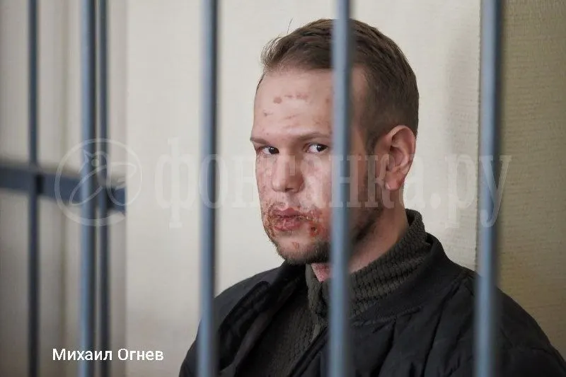 Мужчину поместили под стражу на два месяца. Он просил отвода следователя из‑за предвзятого отношения и жаловался на отсутствие обещанной медпомощи при повреждении лица — предполагают, что на него попали химические вещества.