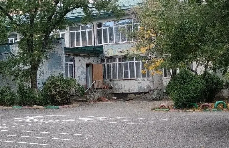 Воспитатели обработали рану, положили оторванный палец в колготки и отдали ребёнка родителям. Позже девочку госпитализировали. По делу задержаны три сотрудника, возбуждено уголовное дело.