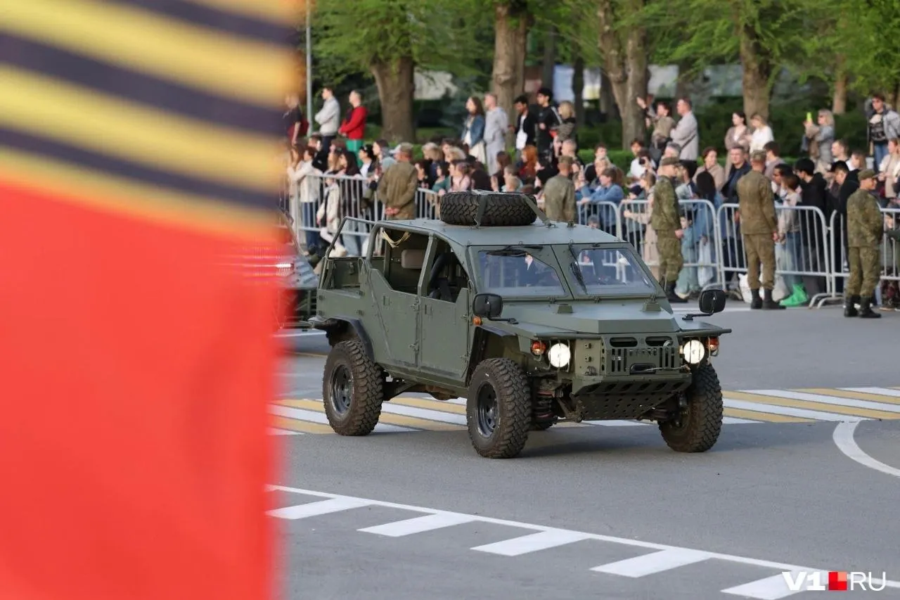 На площади Павших Борцов проходит репетиция Парада Победы. Командование в вежливой, но громкой форме подгоняет участников, и это быстро выравнивает строй, делая шаг четким и слаженным.