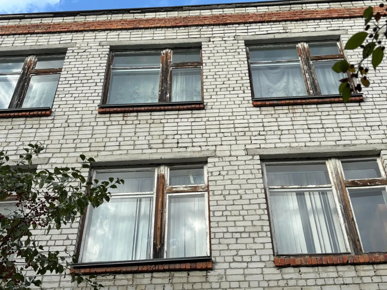 Родители второго корпуса школы №42 жалуются на разрушения: щели в окнах, трещины, протечки и неисправное оборудование. Проект ремонта готов — заявку планируют включить в бюджет города на 2027 год.